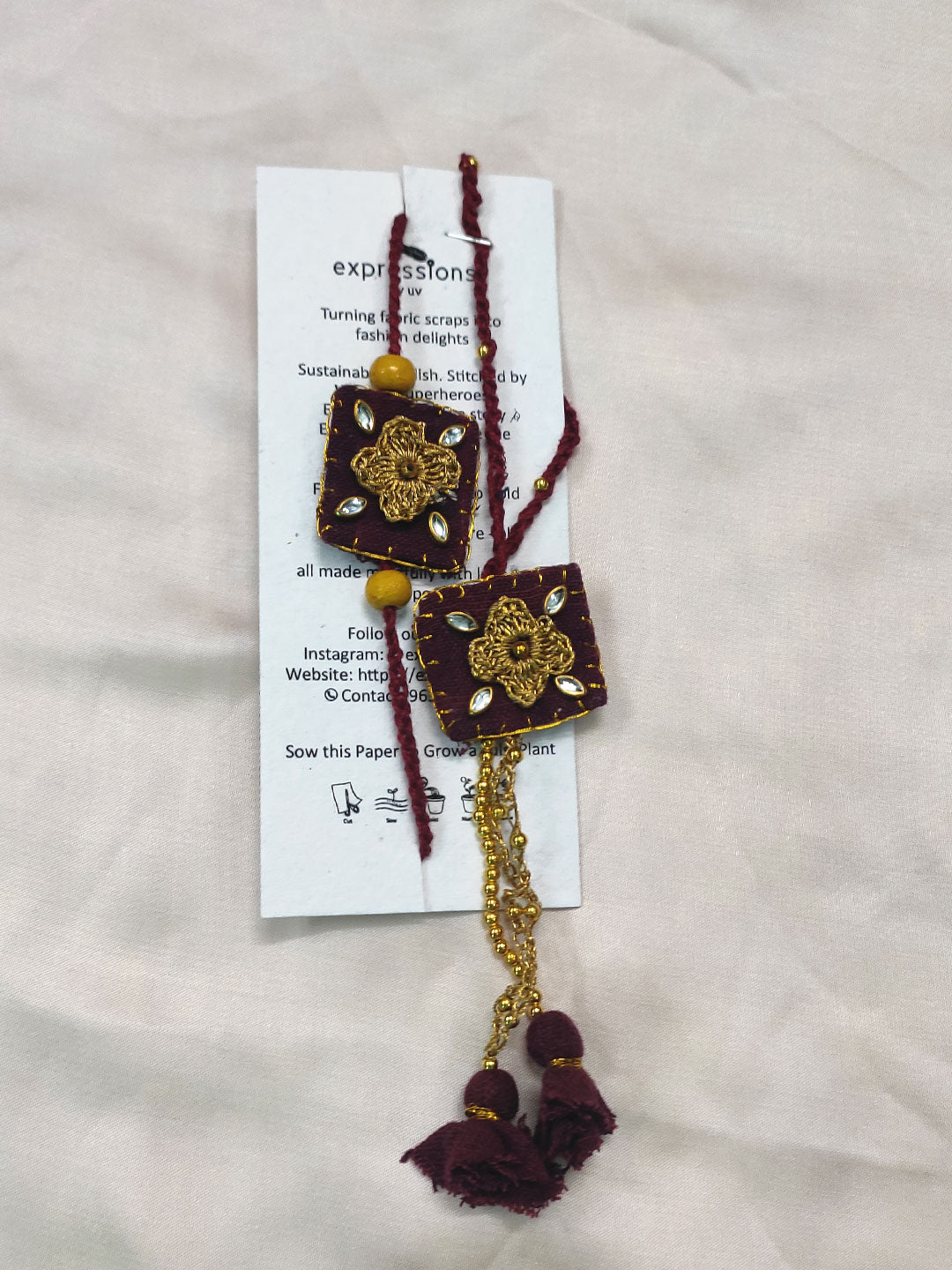 Eco maroon lumba rakhi set for your favourite Bhai- Bhabhi duo. It comes with tulsi seed tag that grows as your bond grows each day